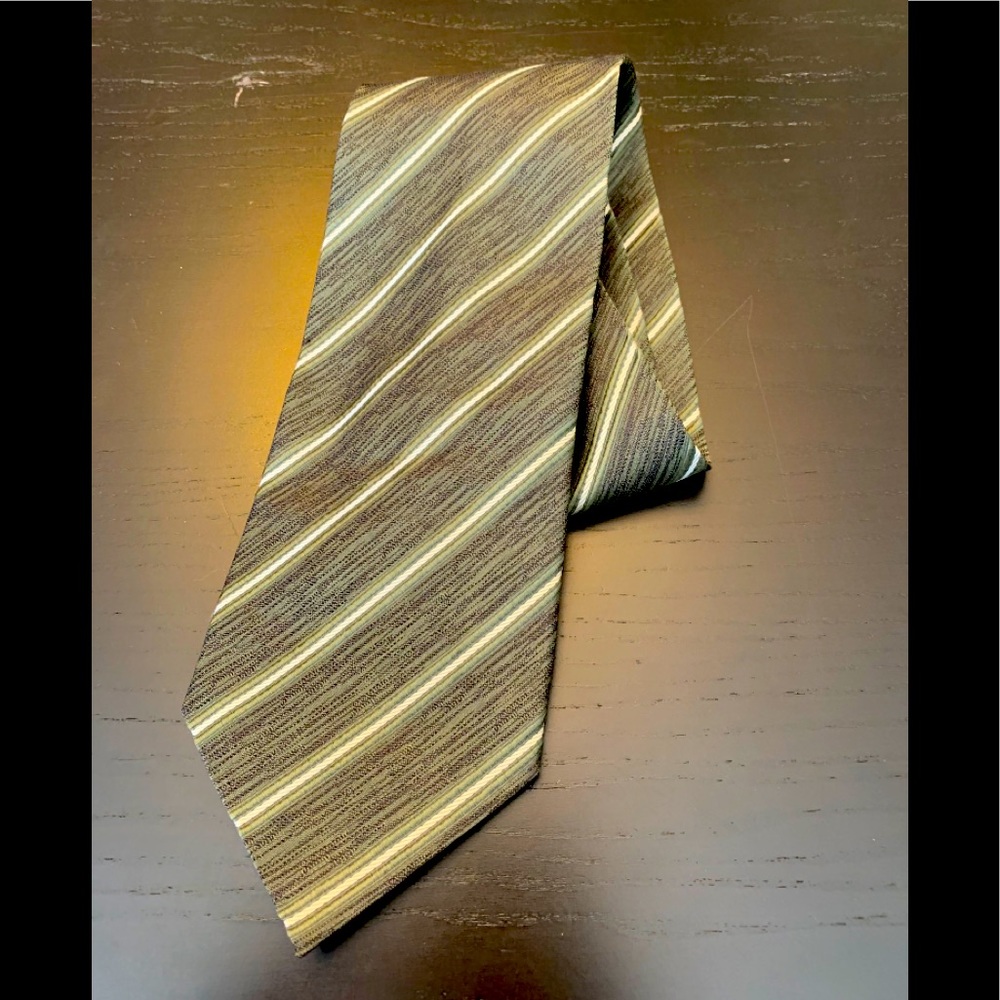 Di Moggio hand made silk tie.